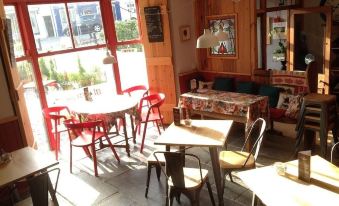 Madtom Seafood Cafe Bar & Guest Rooms
