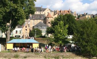 Logis LouisBlanc, Muraille Romaine, Lit Queen-Size, Centre Ville