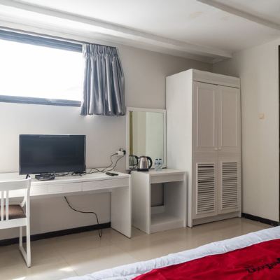 Deluxe Room RedDoorz Plus @ Sawah Besar Promo Code