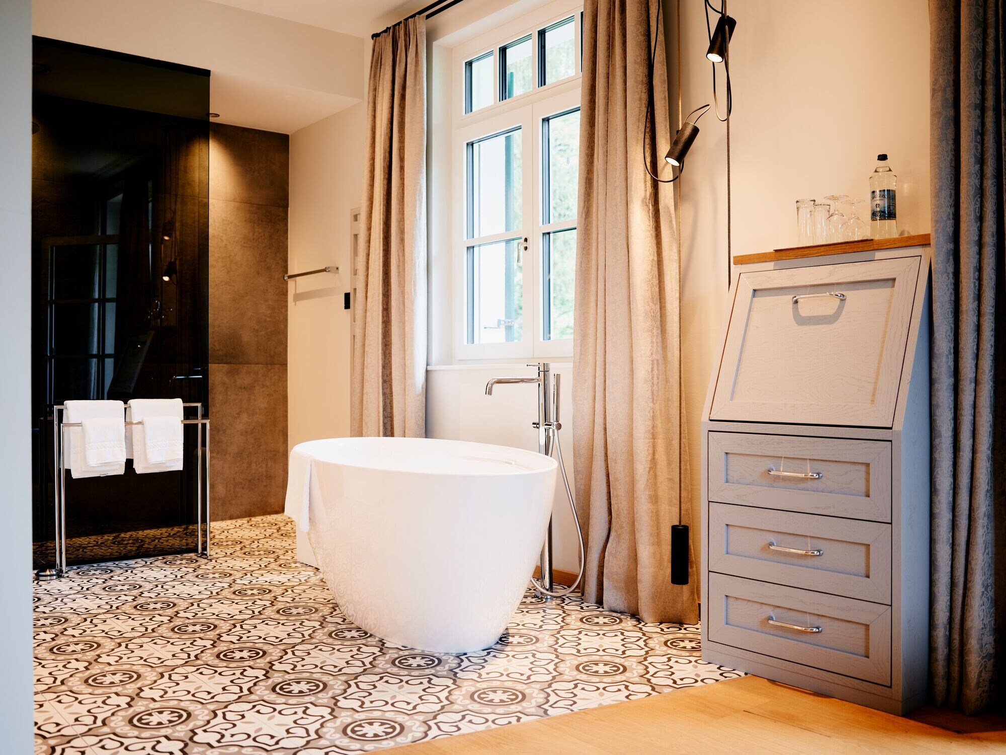 设计客房， 1 张特大床， 阳台， 山景