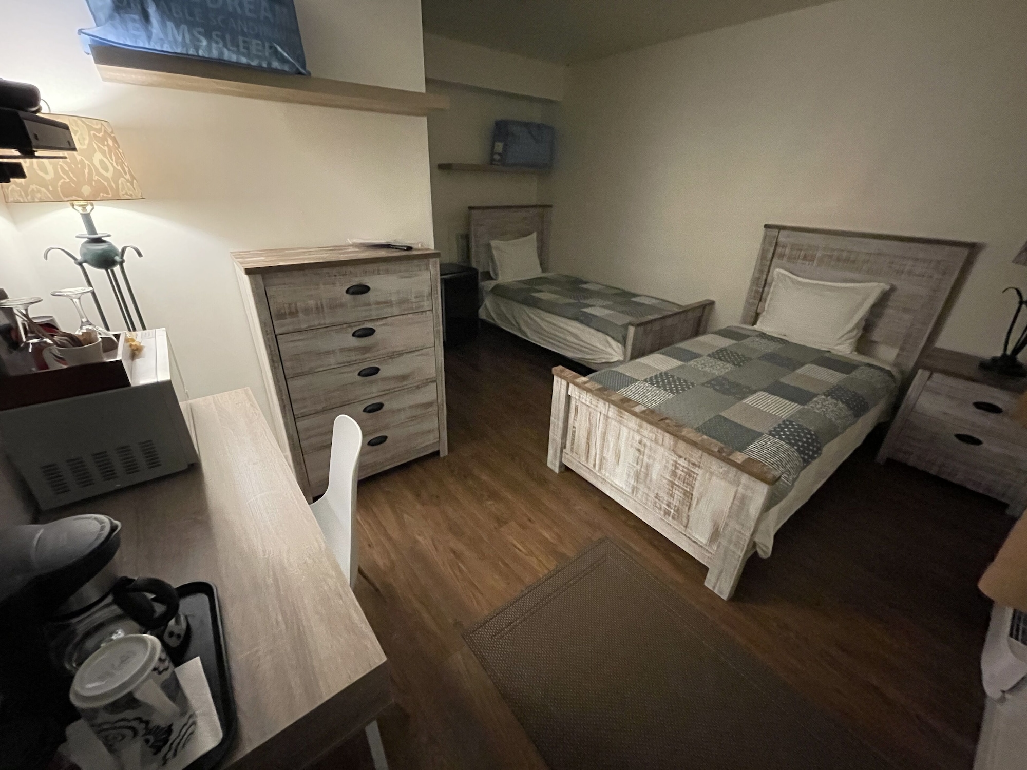 舒适双人或双床房，多张床