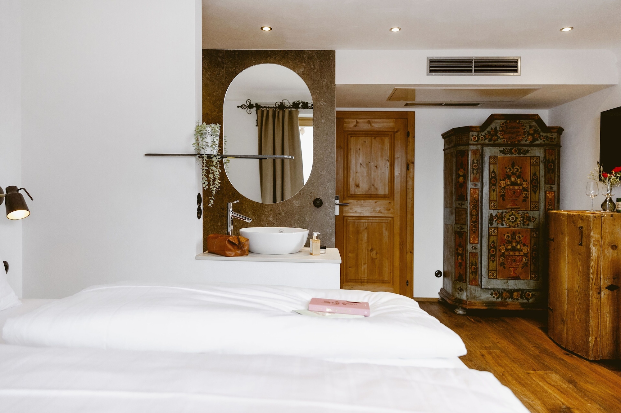 带湖景的双人间