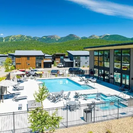 40 Mins. to Glacier Park, 5 Mins. to City Beach & DT, Seasonal Clubhouse Pool