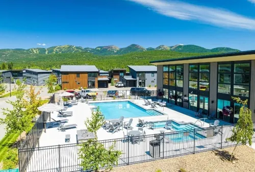 40 Mins. to Glacier Park, 5 Mins. to City Beach & DT, Seasonal Clubhouse Pool
