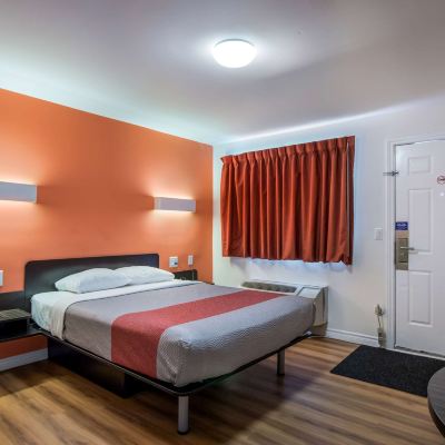1 Queen Bed | Non-Smoking Motel 6 Sudbury, on Promo Code