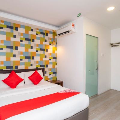 Deluxe Double Room OYO 89355 Big Big Hotel Promo Code