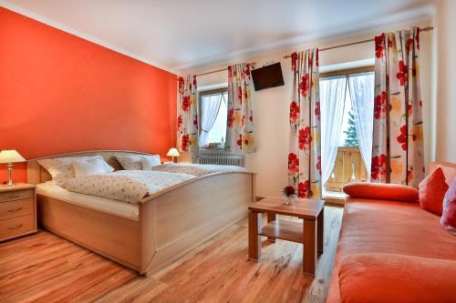 带山景的双人间