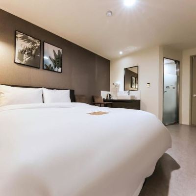 VIP (Movie, Styler/Extra Fee for 2+ Nights Including Weekend or National Holidays) Hotel Yam Yuseong Oncheon Promo Code