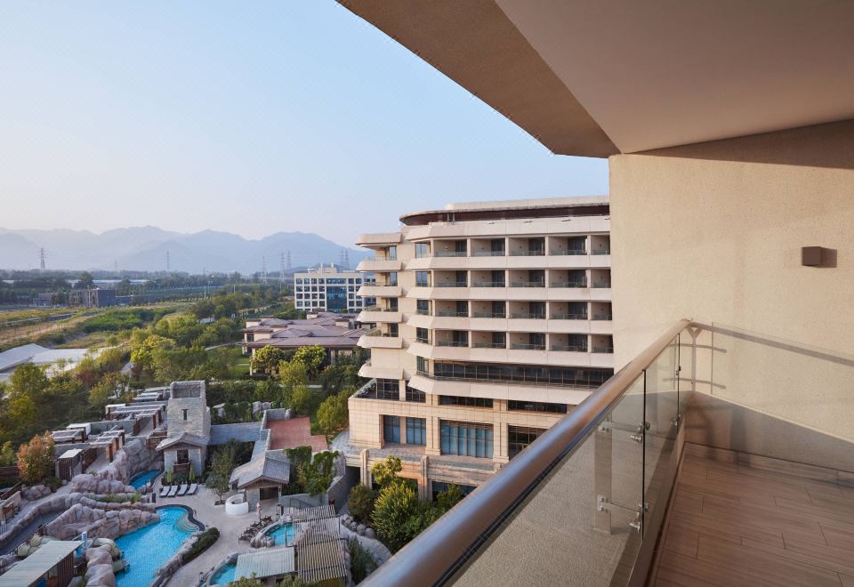 尊享阳台山景大床房