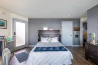 Oceanfront Home, Lighthouse, Beach Access, Spectacular Sunsets, Newly Remodeled