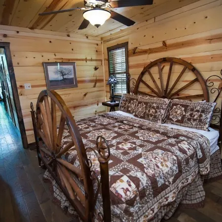 Crazy Horse is a Charming Hochatown Cabin with All the Amenities. Отели в г. Брокен Боу
