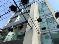 The Six Apparthotel Hotele w: 