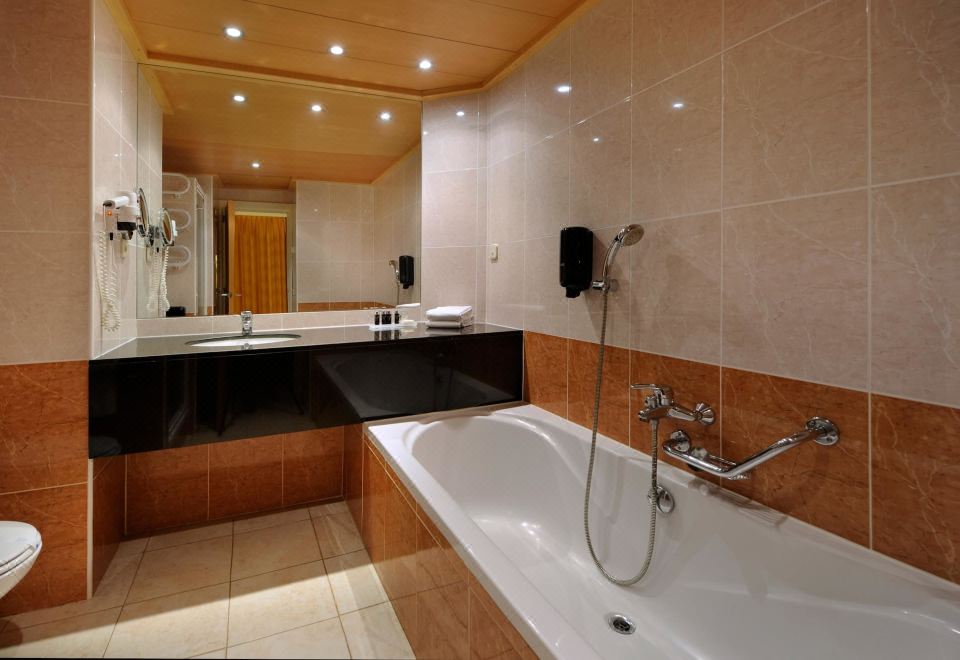 带阳台的舒适双人或双床间