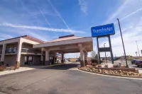 Travelodge by Wyndham Pueblo Hotel di 