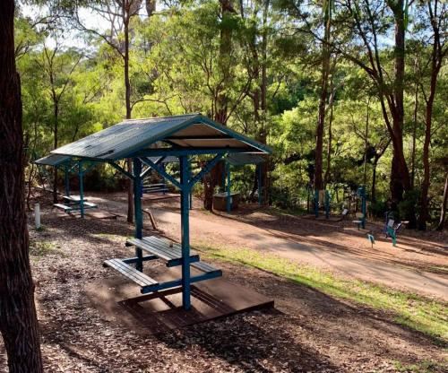 Forest Edge Villa - Family Friendly - Walk to Town Three-Bedroom Premium Apartment With Balcony