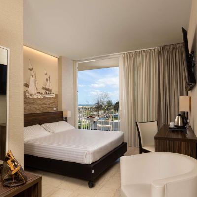 經典房帶兩張單人床和美麗露台側海景 裏米尼朗格馬雷美居酒店優惠