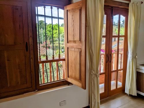 混合宿舍房中的单人床位