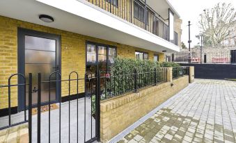 Luxury One Bedroom Greenwich Studio Apartment Near Canary Wharf by UnderTheDoormat - Housity
