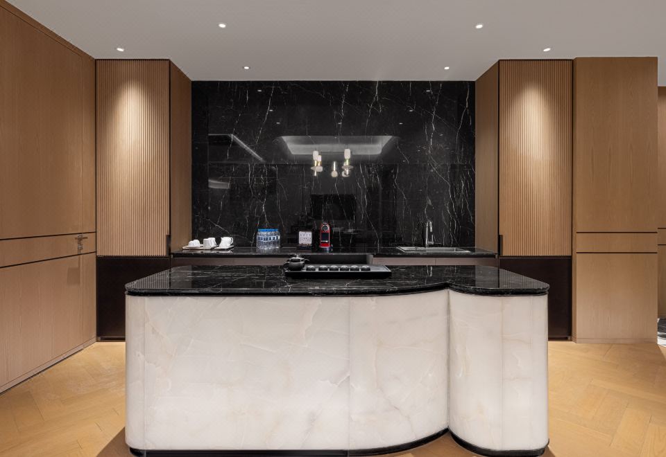 英迪格套房【单卧带客厅、起居室、厨房和书房】