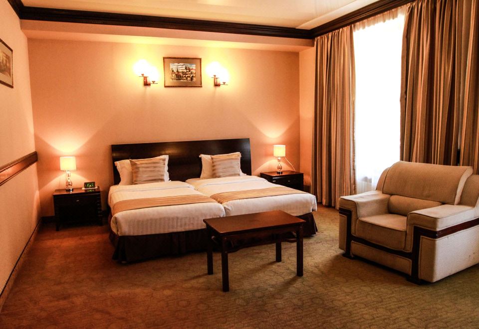 1 特大床， 无烟， 豪华房， 山景， 保险箱， 无线网络， 咖啡和茶壶