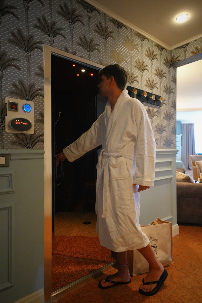 行政套房， 3 间卧室， 露台， 湖景