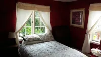 Convenient walk to UC, Haas, MSRI, Simons and Goldman School. Historic home.