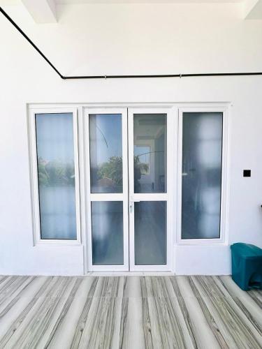 带阳台和海景的豪华双人房