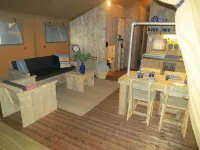 Campsite - Combined Tents with Kitchen and Bathroom Located Near a Pond Hôtels à : 