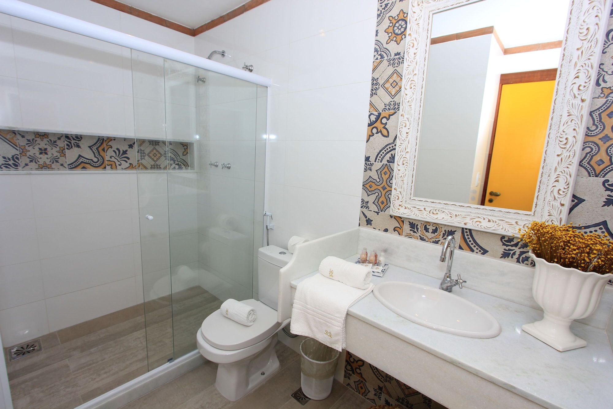 行政套房， 1 张大床， 湖景