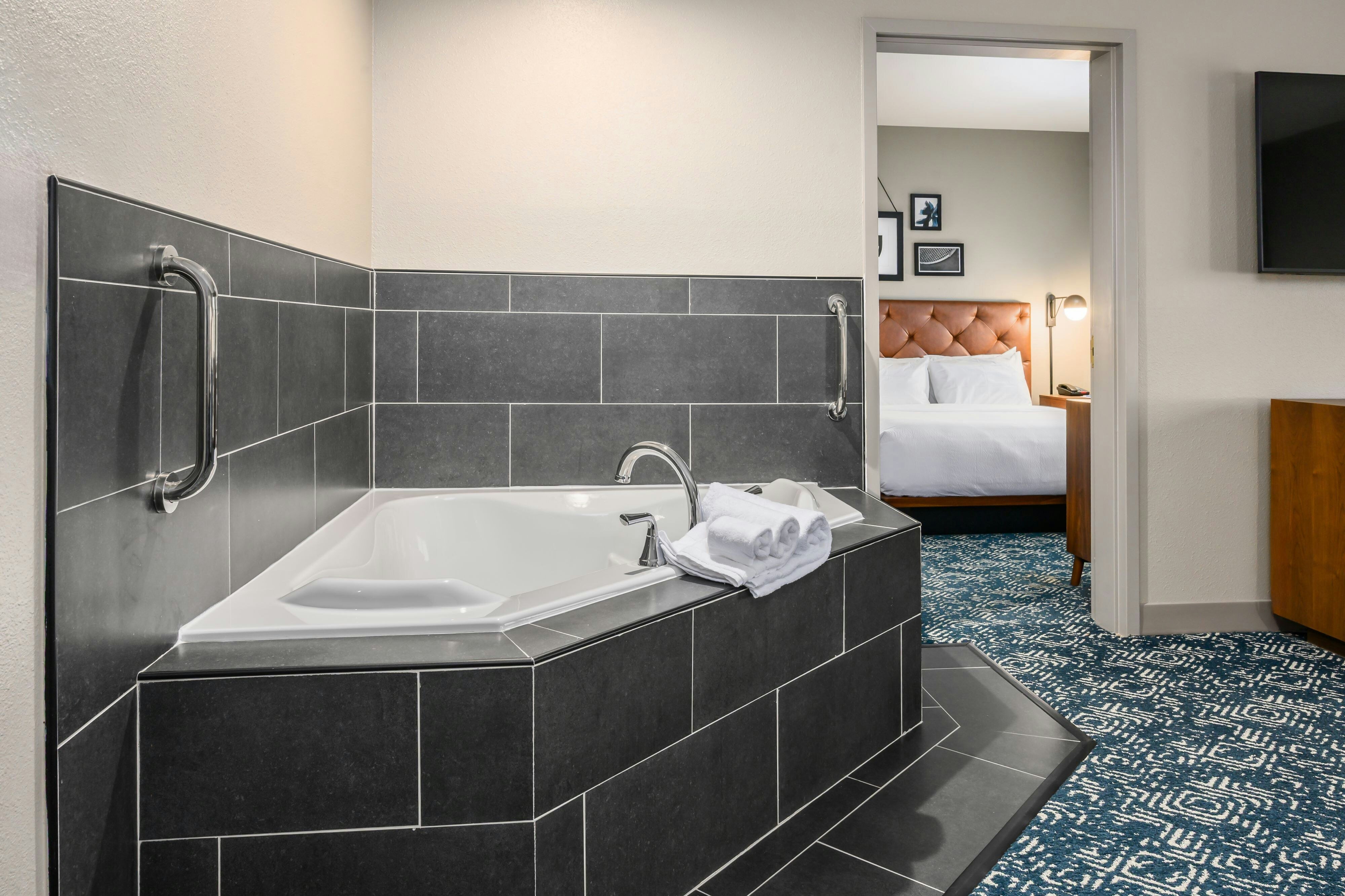 带梳化床和漩涡浴缸的特大床套房