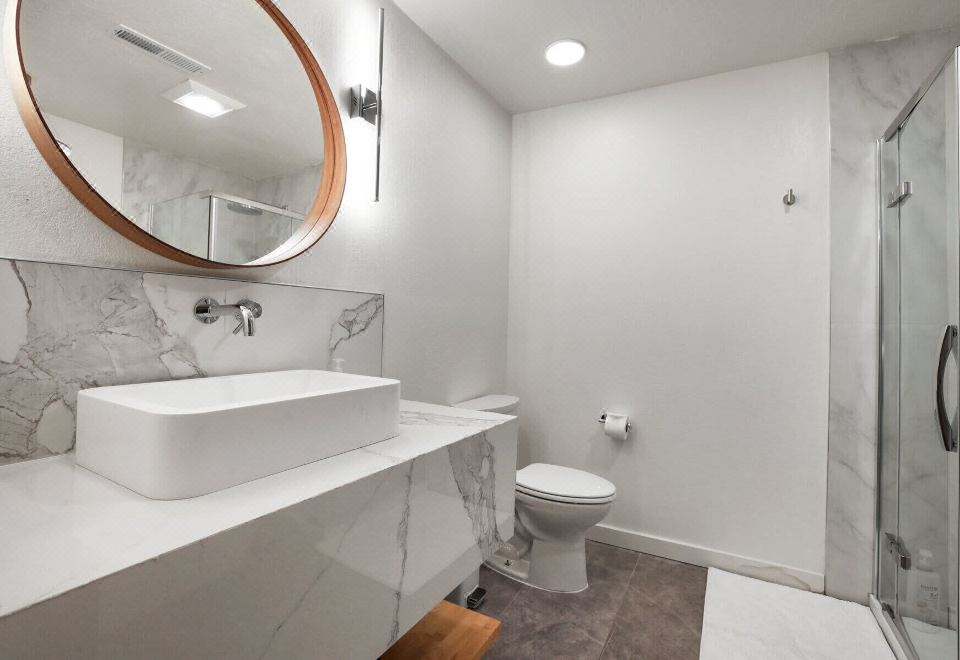 小屋，多张床，带热水浴缸，山脉景观（南方松林）