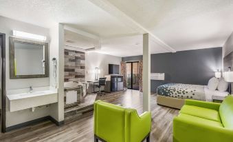 Econo Lodge Inn & Suites - des Moines/Merle Hays Road