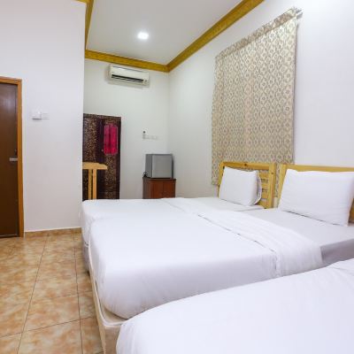 Bilik Bertiga Standard Kupon OYO 89887 Chalet Yunie