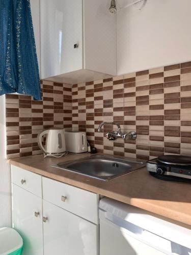 享有游泳池景致的一室公寓