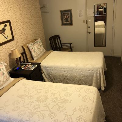 Room (Room #9, 2 Twin Beds)