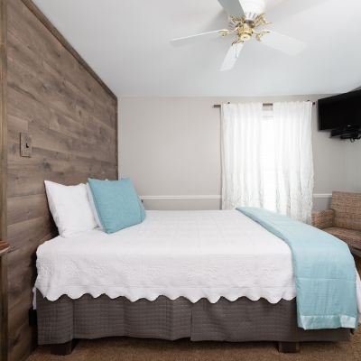 Standard Room, 1 Queen Bed, Ensuite, Partial Lake View (Driftwood Room)