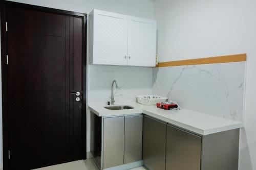 Modern and Cozy 1BR Brooklyn Alam Sutera Apartment By Travelio One-Bedroom Apartment