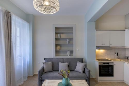 带阳台的小型套房