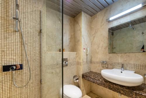 享有游泳池景致的一室公寓