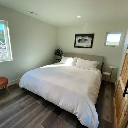 40 Mins. to Glacier Park, 5 Mins. to City Beach & DT, Seasonal Clubhouse Pool