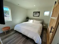 40 Mins. to Glacier Park, 5 Mins. to City Beach & DT, Seasonal Clubhouse Pool
