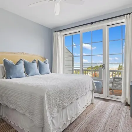 Now Booking for Summer 2026! Stunning Panoramic Lake Views in Downtown Petoskey! Отели в г. Петоски
