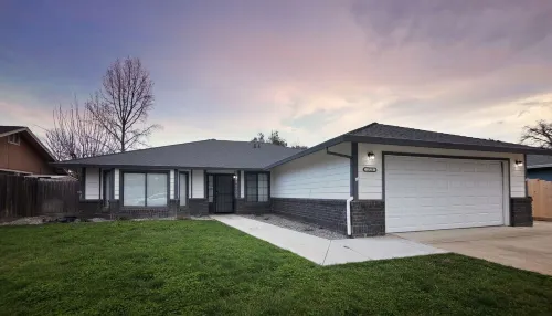 Retreat 5 bed, 4 room 3.8 mi. from Redding Airport
