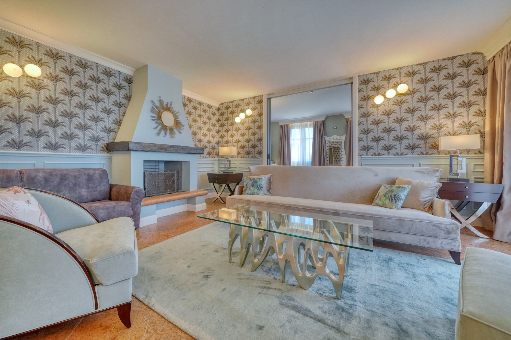 行政套房， 3 间卧室， 露台， 湖景