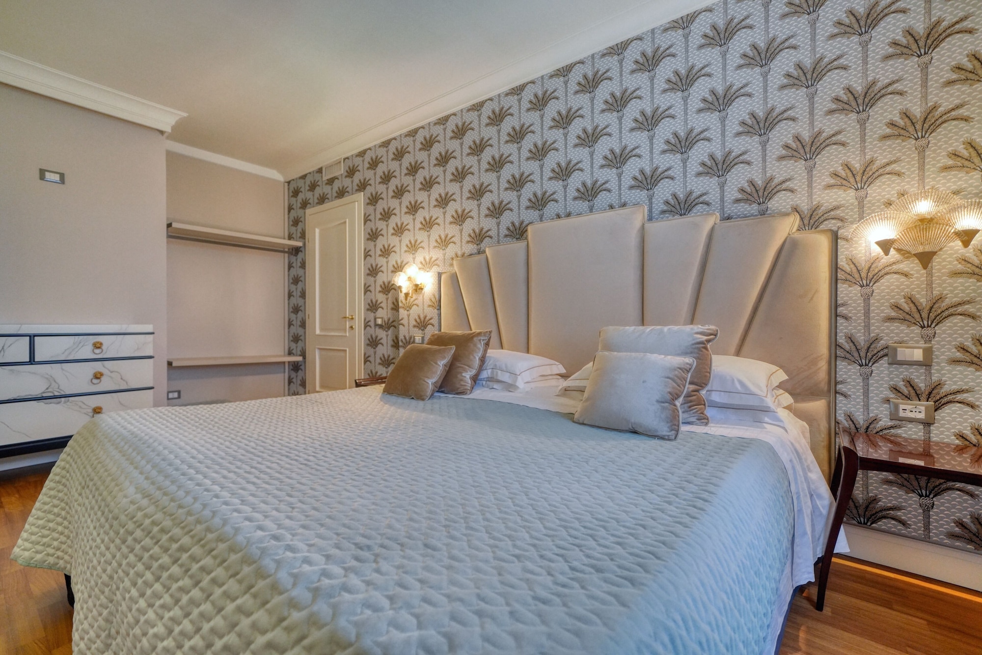 行政套房， 3 间卧室， 露台， 湖景