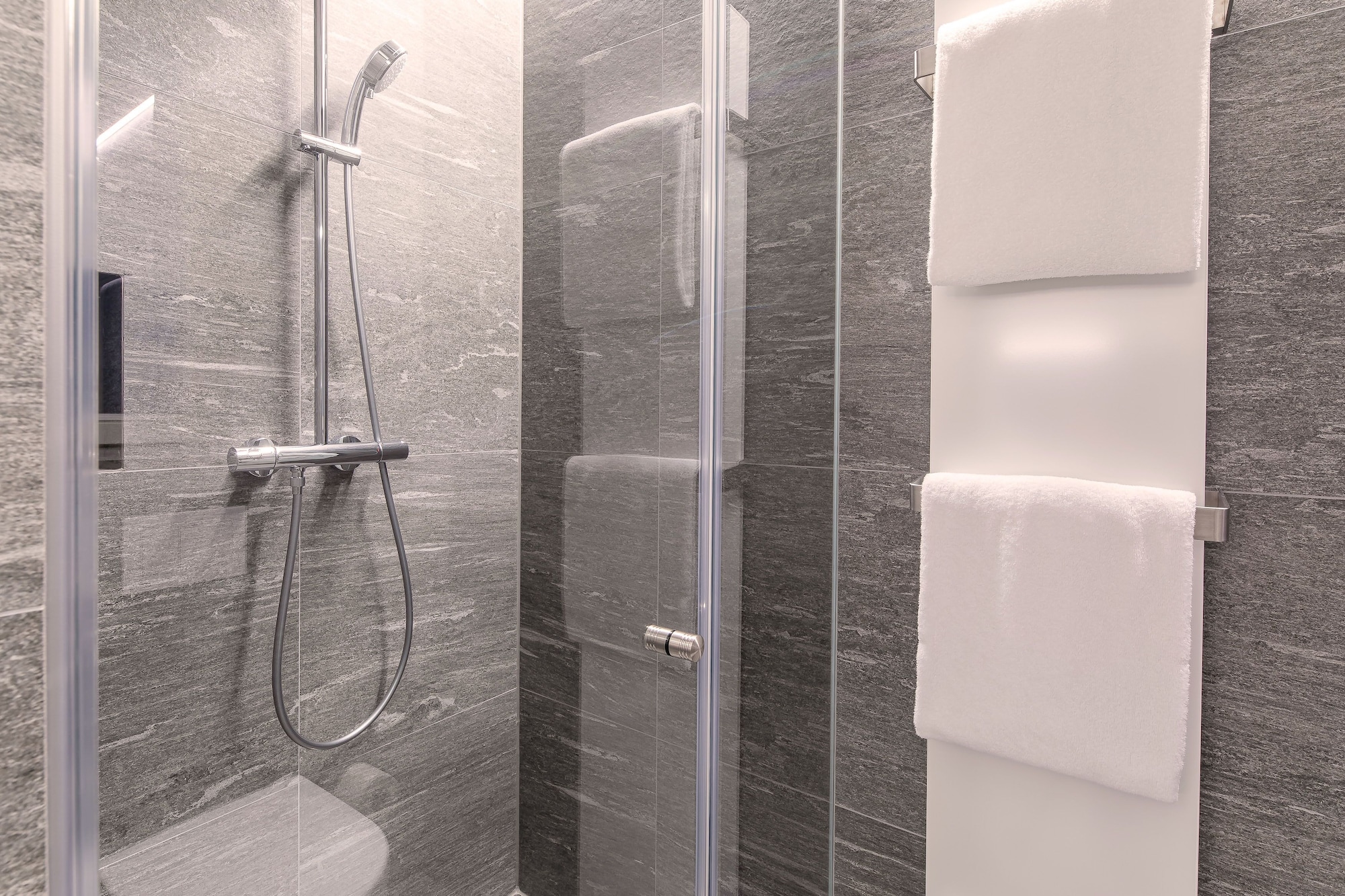 Villa Rein Boutiquehotel高级双人房， 1 张特大床， 阳台， 山景