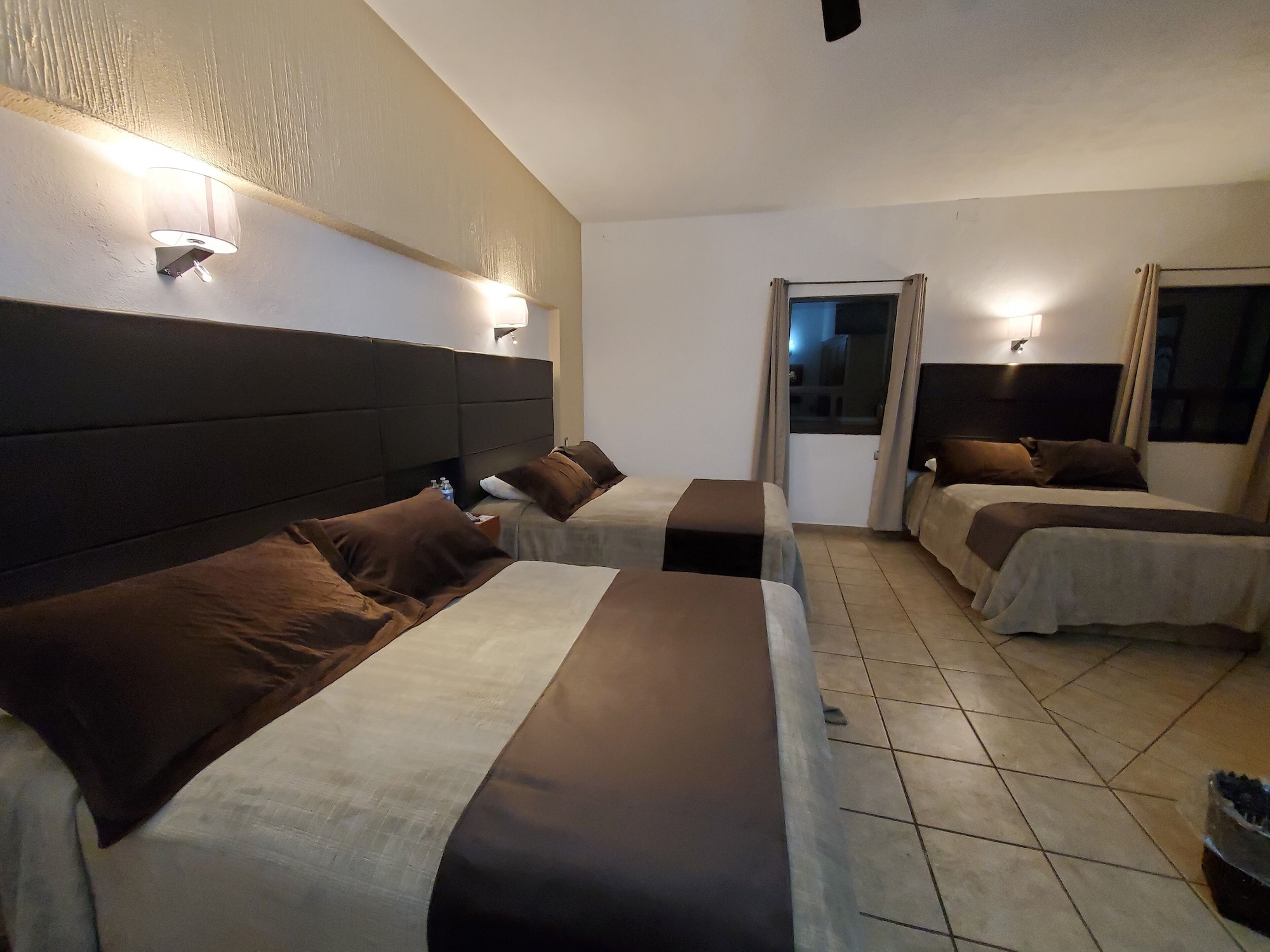 家庭房， 多张床