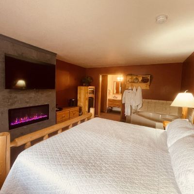 Signature Single Room, 1 King Bed, Jetted Tub Hagerman Valley Inn Promo Code