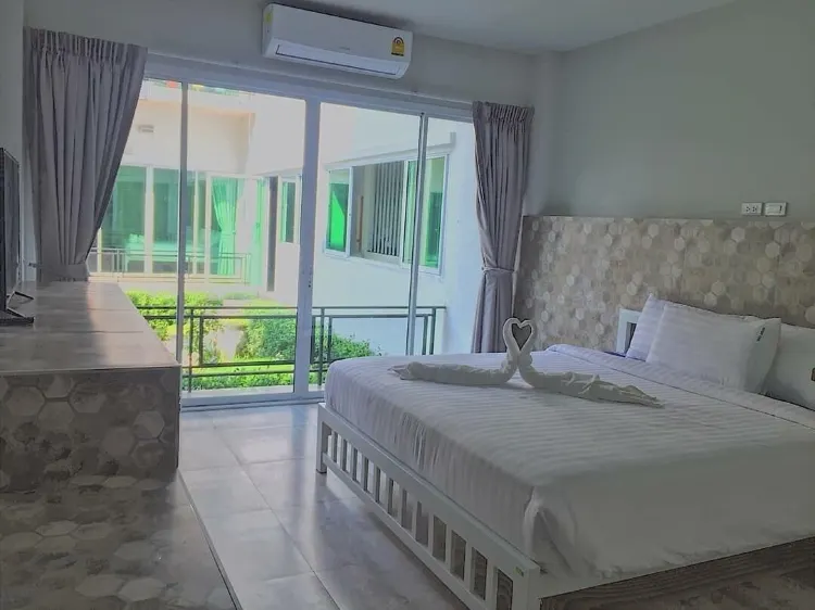 ห้องซูพีเรียร์ เตียงใหญ่ พร้อมระเบียง