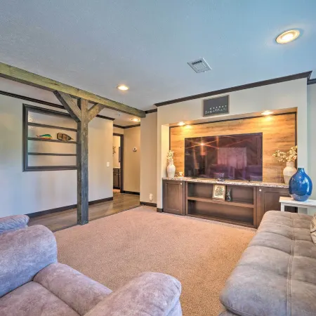Pet-Friendly Home w/ Deck in Broken Bow! Отели в г. Брокен Боу